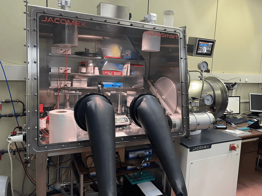 Thin_films_glovebox-web